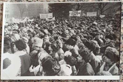 Manifestanti in zona Banu Manta, decembrie 1989// fotografie de presa foto