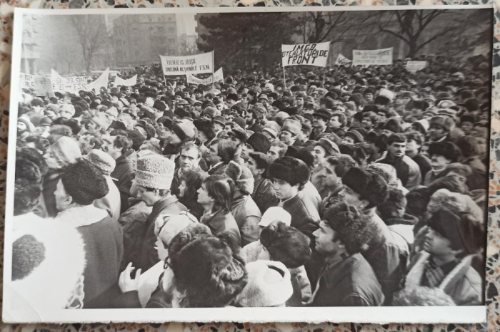 Manifestanti in zona Banu Manta, decembrie 1989// fotografie de presa