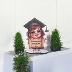 Figurină cadou absolvire fetiță personalizată &ndash; decor din lemn pentru grădiniță și școală