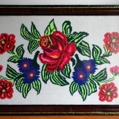 Peretar floral moldovenesc inramat - cusatura plina manuala 60 ani, 85x59cm