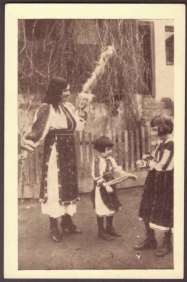 4349 - GRID, Fagaras, ethnic family, Romania - old postcard - unused foto
