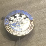 AMS2 Insignă vintage &bdquo;Sport Club M-Ciuc - Patinator&rdquo;, emblemă rotundă din metal și email cu fulg de nea, din perioada comunistă RSR