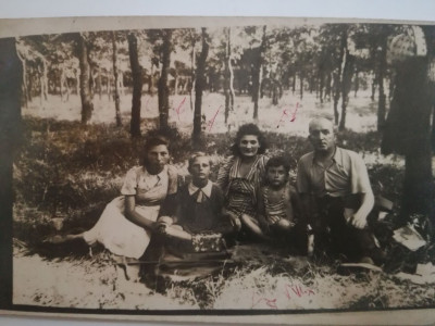 Foto veche Familie la padure, Bucuresti, 1944 foto