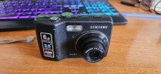 APARAT FOTO SAMSUNG S630 FUNCTIONEAZA CU BATERII ALKALINE AAA .