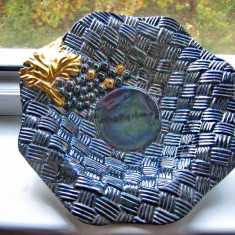 554a-Fructiera din ceramica in culori de curcubeu, pe fond albastru.