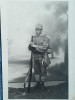 663 - Fotografie soldat in uniforma cu pusca si baioneta ersatz , echipament WW1