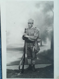 663 - Fotografie soldat in uniforma cu pusca si baioneta ersatz , echipament WW1