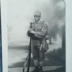 663 - Fotografie soldat in uniforma cu pusca si baioneta ersatz , echipament WW1