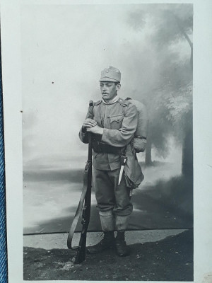 663 - Fotografie soldat in uniforma cu pusca si baioneta ersatz , echipament WW1 foto
