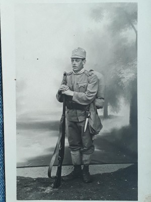 663 - Fotografie soldat in uniforma cu pusca si baioneta ersatz , echipament WW1 foto