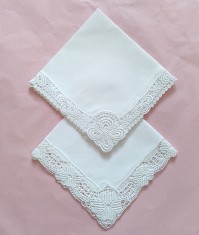Lot de 2 batiste Vintage cu margine de dantela lucrata manual