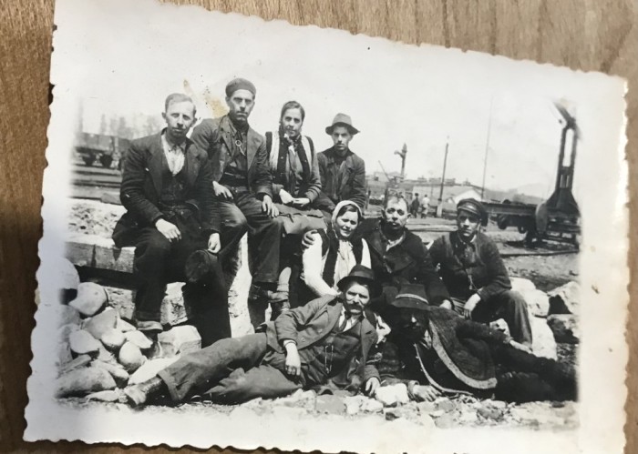 Fotografii A. Grup pe calea ferata CFR