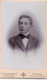 Fotografie tip CDV - perioada interbelica, reprezentand un baiat