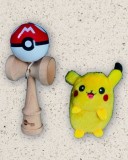 Set Kendama Pokeball 18 cm + Breloc Pikachu 12 cm - rosu