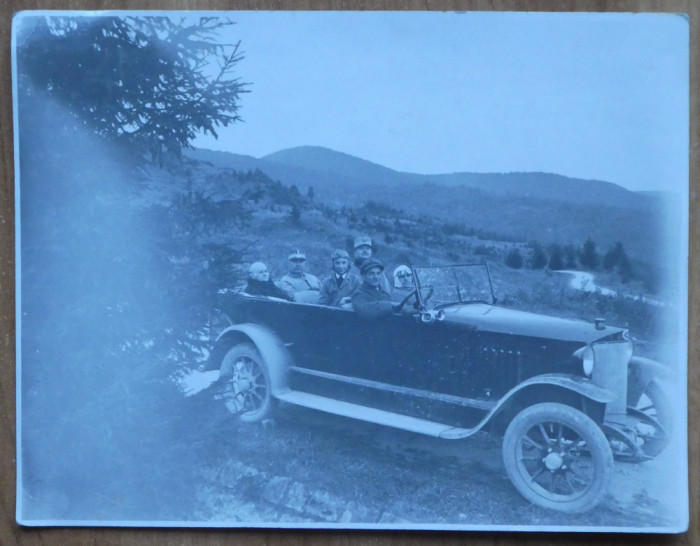 Fotografie din 1926 ; Excursie cu masina prin pasul Paduchiosul spre Brasov