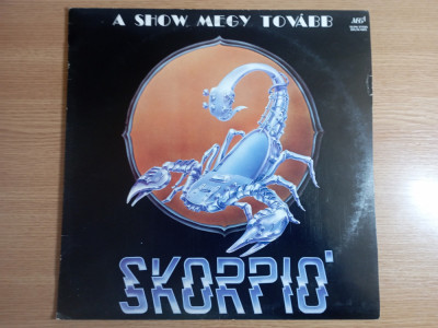 LP (vinil vinyl) Skorpi&amp;oacute; - A Show Megy Tov&amp;aacute;bb (VG+) foto