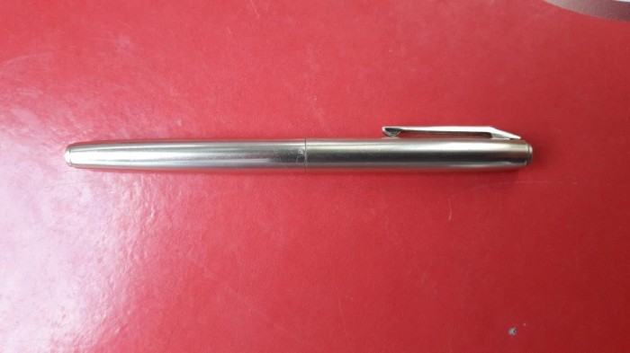 STILOU AURIU MADE IN CHINA , ANII 80 , SCRIE SUBTIRE .