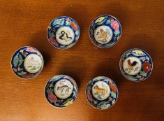 6 BOLURI MICI DIN PORTELAN FOARTE FIN, CHINEZESC, PICTATE MANUAL D5CM