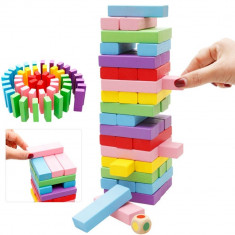 Turnul instabil Jenga cuburi din lemn colorate joc de societate. foto