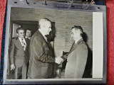 Fotogrfie, Nicolae Ceausescu dand mana cu un invitat