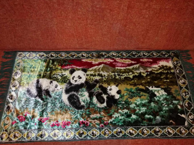 Carpeta peretar vechi oriental tesatura tapiserie cu urs ursuleti Panda foto
