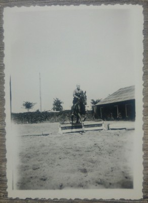 Barbat calare in cursa cu obstacole// fotografie perioada interbelica foto