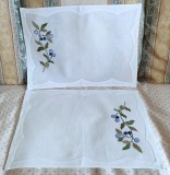 Set 2 Servete de masa suport farfurie / Placemats, Vintage din bumbac cu broderie manuala