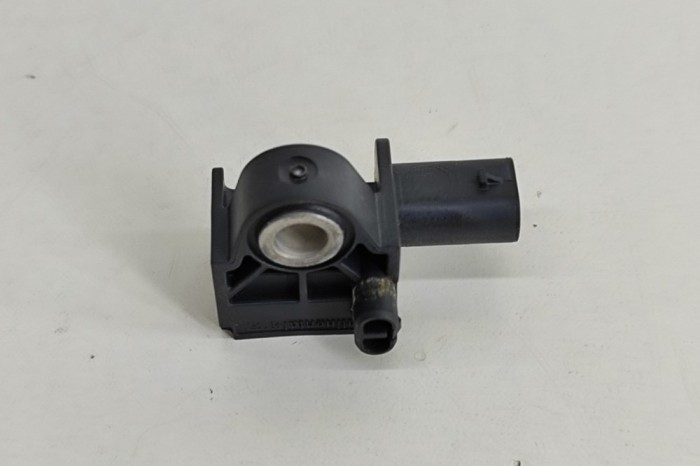 Senzor de impact dreapta față VW GOLF VII 5G1, BQ1, BE1, BE2 2014 OEM: 5Q0959651 25793142