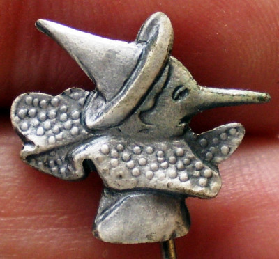 I.105 INSIGNA STICKPIN PINOCCHIO L17mm metal alb foto