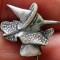 I.105 INSIGNA STICKPIN PINOCCHIO L17mm metal alb