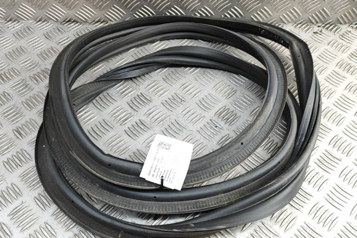 Garnitura de cauciuc haion OPEL MOKKA 2024 OEM: 9834877680 30760215