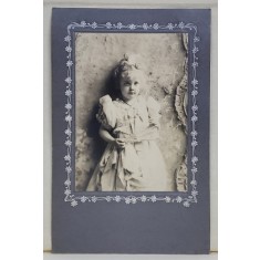 FETITA CU FES , FOTOGRAFIE TIP CARTE POSTALA , INCEPUTUL SECOLULUI XX