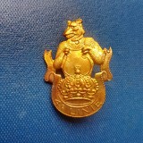 D883-Insigna veche 4 Linie Urs si Coroana bronz masiv aurit anii cca 1900-1940.