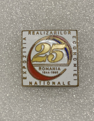 Insigna expoziția realizărilor economiei naționale 25 ani 1944-1969Romania foto