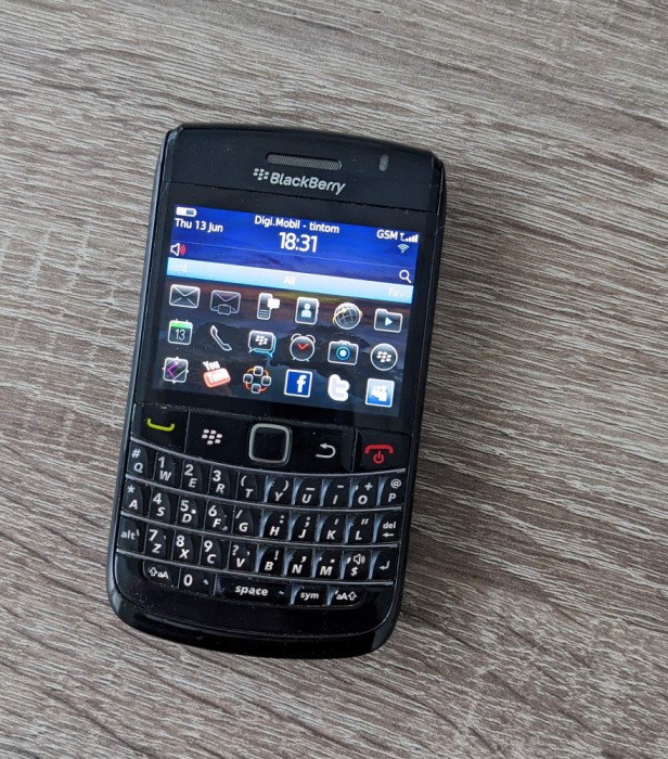 BLACKBERRY 9780 Telefon de colectie Vintage tastatura qwerty Fabricatie 2010
