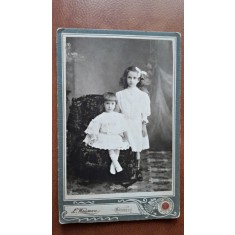 Fotografie pe carton, doua fetite, perioada interbelica
