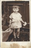 P3088N Fetiță cu fotografii &icirc;n m&acirc;nă, Rom&acirc;nia, perioada interbelică