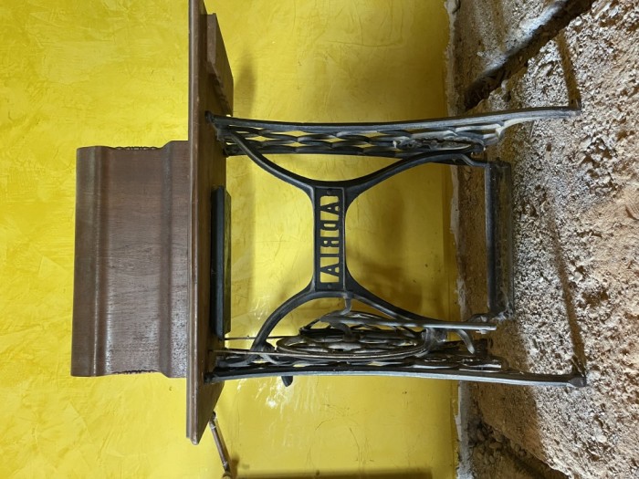 V&acirc;nd mașină de cusut Adria veche