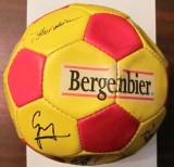 Cumpara ieftin Minge Fotbal Romania Bergenbier Autografe Iordanescu, Radoi, Popescu, Stoican - Nationala 2002-2004, Imprimate