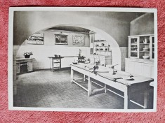 Fotografie tip carte postala, Sala de gospodarie a Scolii Centrale de fete din Bucuresti, 1890