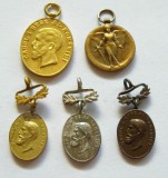q772 Set de 5 miniaturi MEDALIA VICTORIEI, MEDALIA JUBILIARA CAROL I pentru civili sI MEDALIA BARBATIE SI CREDINTA clasele I, II si III