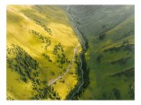 Tablou Canvas, "Valea &icirc;mbrățișată de soare și p&acirc;r&acirc;u", Văi, R&acirc;u, Verdeață, Pini, Lumină, Munți, Peisaj, Natură., 39 x 26 cm, CMCLASS