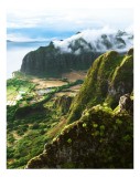 Tablou Canvas, "V&acirc;rfuri muntoase &icirc;nvăluite &icirc;n ceață albăstruie", Norii, St&acirc;nci, Vegetație, Ocean, V&acirc;rfuri, Lumină, Vale, Peisaj, Natură, Măreție., 26