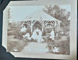 Fotografie pe carton, familie la foisor, inceput de secol XX