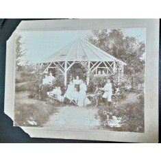 Fotografie pe carton, familie la foisor, inceput de secol XX