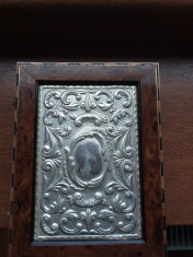 caseta vintage din lemn capac argint marcat foto