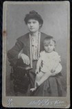 Fotografie tip CDV, femeie cu un copil mic, perioada interbelica