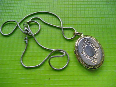 Medalion dama oval pt. fotografie de familie alama argintata. foto