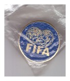 Insigna cu pin FIFA, stare foarte buna, Romania de la 1950