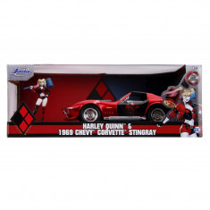 Masina Harley Quinn 1969 Chevy Corvette, metalica, figurina inclusa, scara 1:24